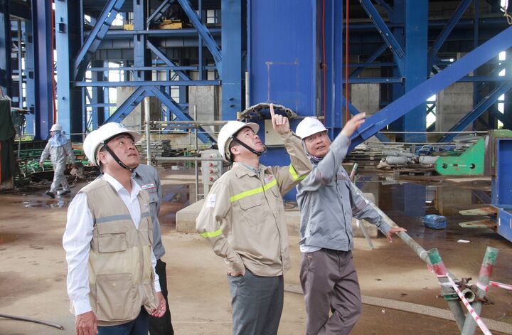 Ông Hà Đình Niên kiểm tra công trường, chỉ đạo công tác thi công lắp đặt thiết bị lò hơi tại Nhiệt điện Long Phú 1
