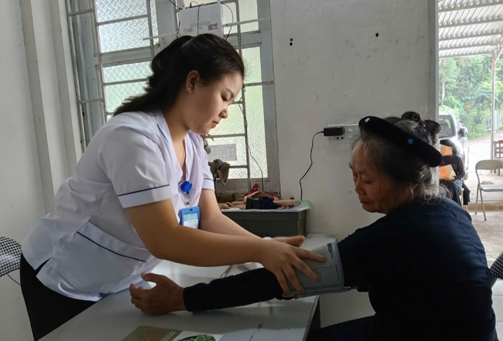 Cán bộ y tế khu vực Tràng Định khám sức khỏe cho bà con