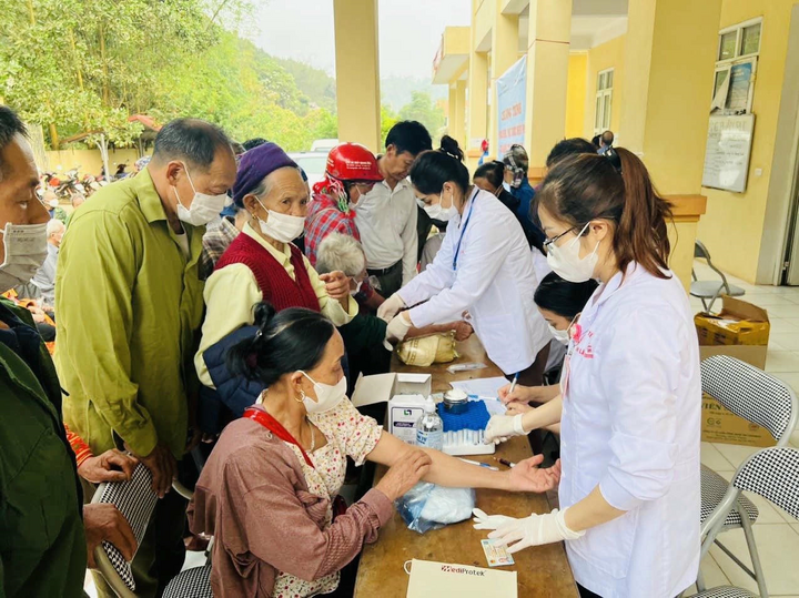 Trung tâm y tế khu vực Đình Lập, Lạng Sơn thực hiện công tác khám bệnh cho đồng bào dân tộc thiểu số.