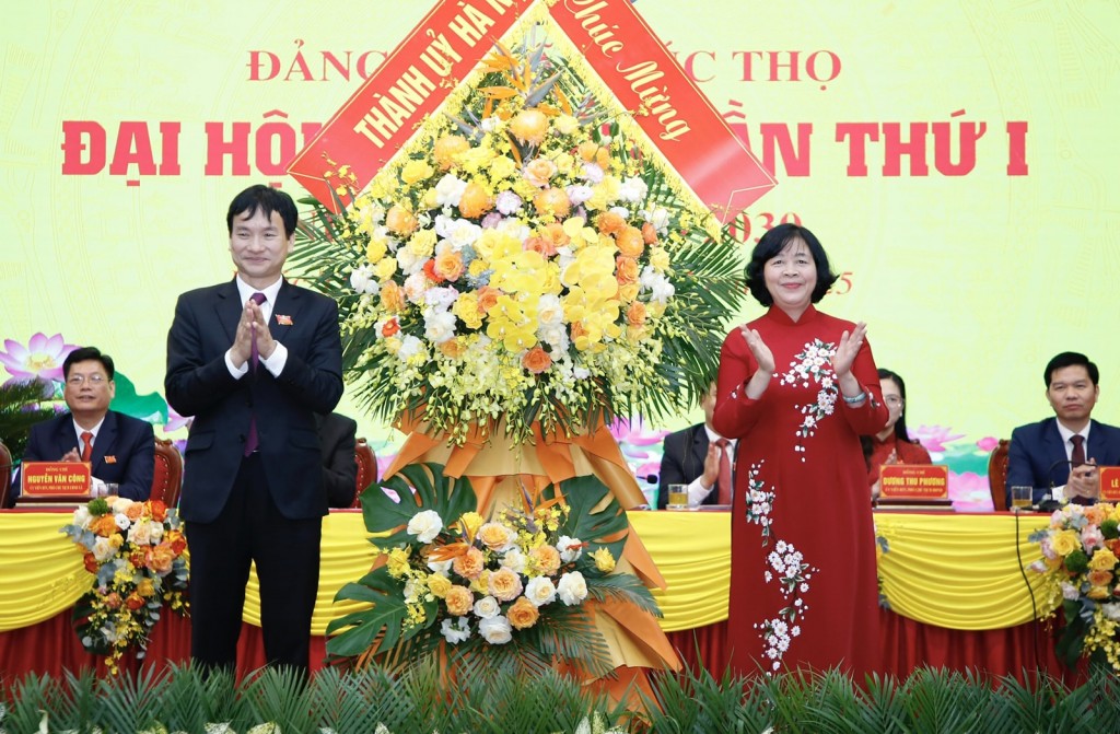 Bí thư Thành ủy Hà Nội Bùi Thị Minh Hoài chúc mừng đại hội. Ảnh: Viết Thành Bí thư Thành ủy Hà Nội Bùi Thị Minh Hoài chúc mừng đại hội. Ảnh: Viết Thành