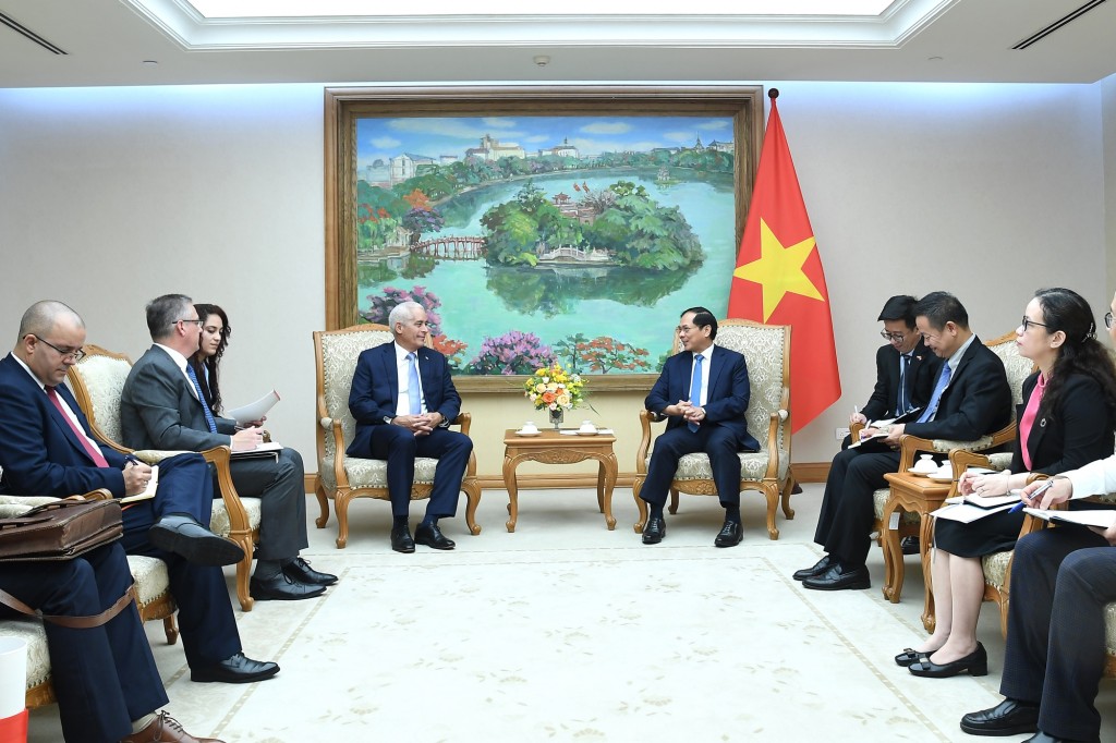 Phó Thủ tướng đề nghị Cuba tiếp tục phối hợp tháo gỡ khó khăn, vướng mắc, tạo điều kiện thuận lợi cho các doanh nghiệp Việt Nam đầu tư, kinh doanh tại Cuba - Ảnh: VGP/Hải Minh Phó Thủ tướng đề nghị Cuba tiếp tục phối hợp tháo gỡ khó khăn, vướng mắc, tạo điều kiện thuận lợi cho các doanh nghiệp Việt Nam đầu tư, kinh doanh tại Cuba - Ảnh: VGP/Hải Minh