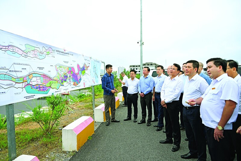 Bộ trưởng Nguyễn Hồng Diên cùng lãnh đạo Bộ Công Thương luôn quan tâm đến hoạt động sản xuất công nghiệp, thương mại tại địa phương (Ảnh: Đoàn công tác Bộ Công Thương khảo sát tại Cửa khẩu quốc tế Kim Thành II, Lào Cai)