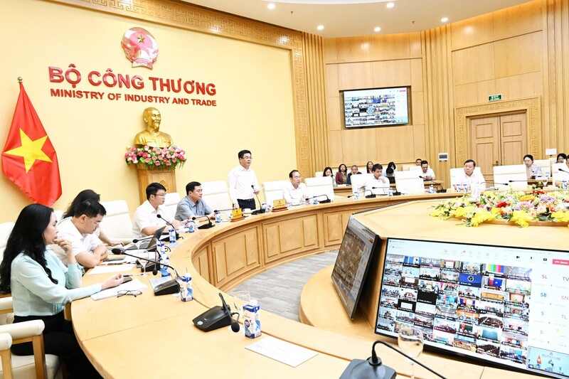 Toàn cảnh Hội nghị trực tuyến tập huấn về phân quyền, phân cấp và phân định thẩm quyền trong các lĩnh vực quản lý Nhà nước của Bộ Công Thương. Ảnh: Cấn Dũng