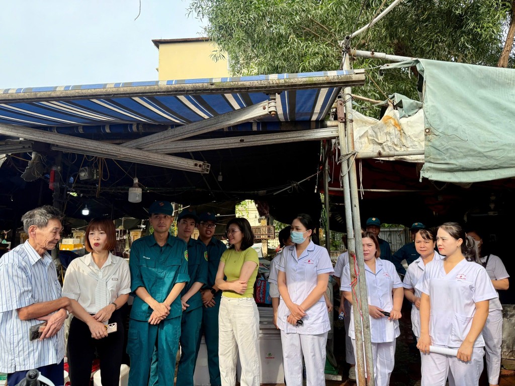 Đ/c Huỳnh Thị Dung – Trưởng Trạm Y tế phường Thanh Xuân triển khai công tác vệ sinh môi trường tại chợ Thanh Xuân Bắc