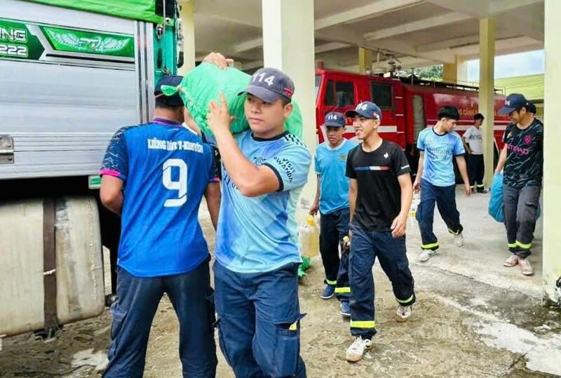 Các phần quà là nhu yếu phẩm, lương thực,... để ủng hộ bà con miền Trung vượt qua khó khăn. Ảnh: Hoàng Nguyên