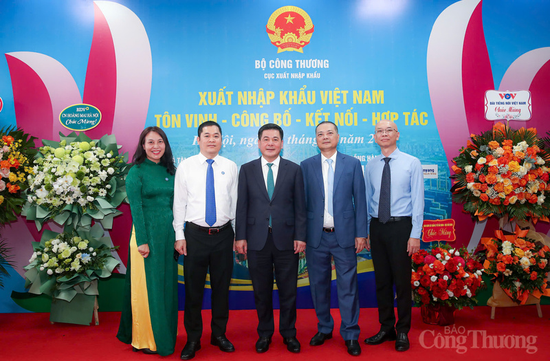 Bộ trưởng Nguyễn Hồng Diên chụp ảnh cùng lãnh đạo Cục Xuất nhập khẩu bên lề sự kiện