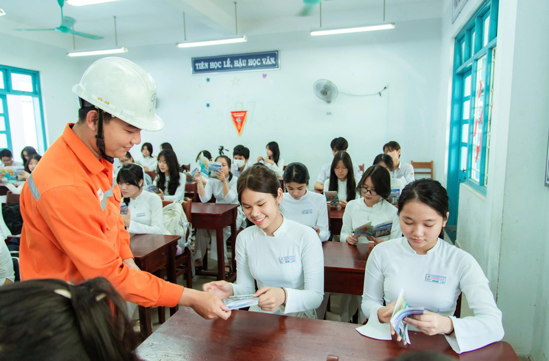 Ngành điện thành phố Huế đẩy mạnh tuyên truyền tiết kiệm điện trong trường học. Ảnh: D. Huyền