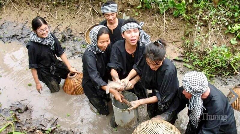 Du khách được trải nghiệm bắt cá dưới các con mương tại Cồn Sơn. (Cần Thơ)