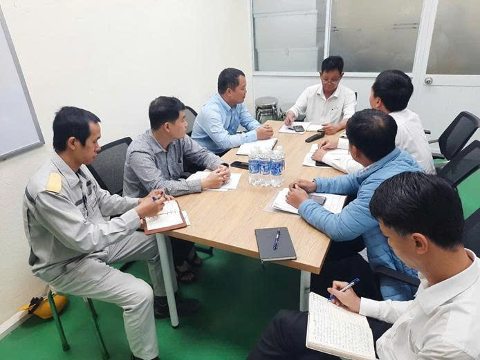 Trao đổi giữa PC Huế với doanh nghiệp về việc ký Phụ lục thỏa thuận Dịch chuyển phụ tải. Ảnh: D. Huyền