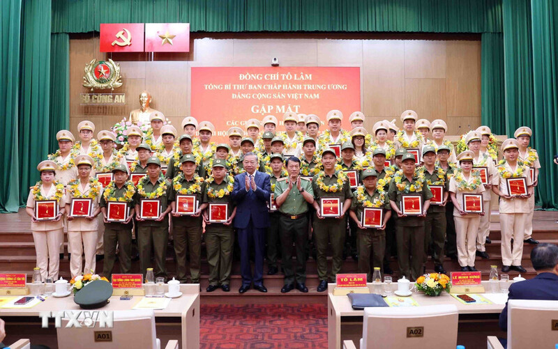 Tổng Bí thư Tô Lâm biểu dương các gương điển hình tiên tiến tiêu biểu toàn quốc. Ảnh: TTXVN