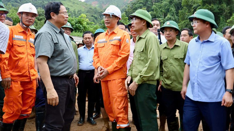 Trong chuyến công tác chỉ đạo khắc phục hậu quả lũ tại bản Háng Pu Xi, xã Xa Dung, tỉnh Điện Biên, Thủ tướng Chính phủ Phạm Minh Chính ghi nhận nỗ lực và nhắc nhở ngành điện đảm bảo an toàn cho người dân khi khắc phục sự cố. Ảnh: CTV