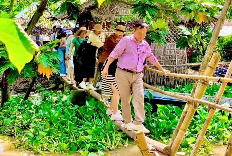 Du khách tham quan trải nghiệm đi cầu khỉ và được khám phá nhiều tò chơi dân gian tại Khu du lịch Cồn Sơn (Cần Thơ).