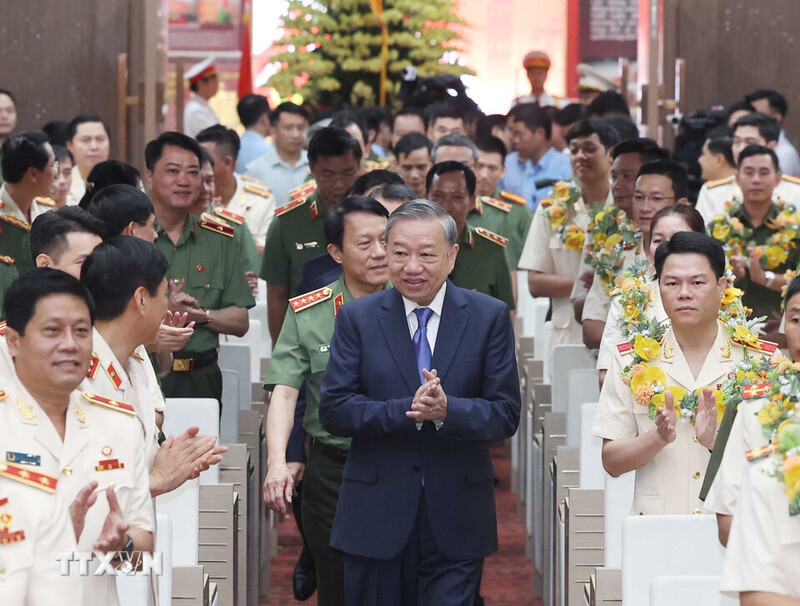 Tổng Bí thư Tô Lâm gặp mặt các gương điển hình tiên tiến tiêu biểu toàn quốc tham dự Đại hội thi đua “Vì an ninh Tổ quốc” lần thứ IX. Ảnh: TTXVN