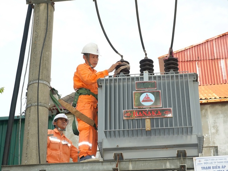 Công nhân Đội quản lý Điện lực khu vực Hạc Thành (PC Thanh Hóa) kiểm tra, bảo dưỡng máy biến áp nhằm đảm bảo cấp điện an toàn, ổn định đến khách hàng. Ảnh: Hùng Mạnh