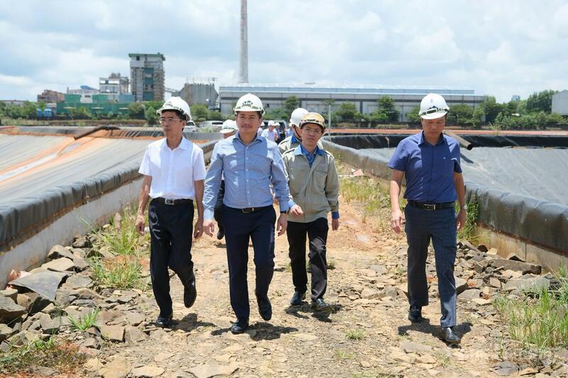 Đoàn công tác của Bộ Công Thương do ông Trịnh Văn Thuận (áo sơ mi, đi giữa), Phó Cục trưởng Cục Kỹ thuật an toàn và Môi trường công nghiệp, Chánh Văn phòng Thường trực Ban Chỉ huy PTDS, PCTT&TKCN (Bộ Công Thương) làm trưởng đoàn. Ảnh: Lê Sơn