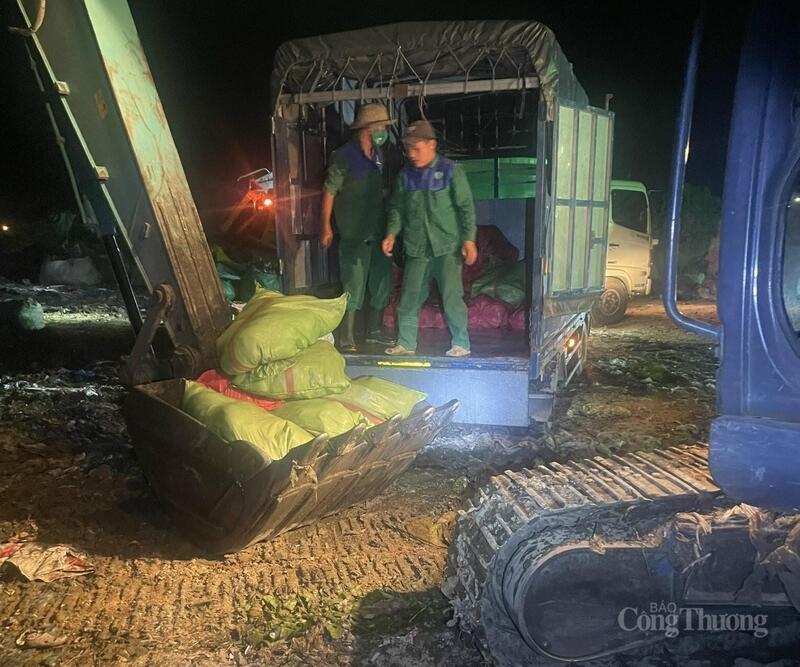 Tiêu huỷ 4 tấn thịt và mỡ heo các loại, vụ việc được phát hiện trong chiều 5/8. Ảnh: Đình Tân