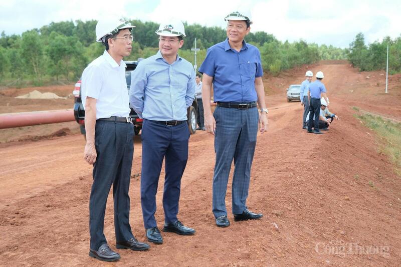 Ông Trịnh Văn Thuận, Phó Cục trưởng Cục Kỹ thuật an toàn và Môi trường công nghiệp, Chánh Văn phòng Thường trực Ban Chỉ huy PTDS, PCTT&TKCN (Bộ Công Thương) cùng đại diện Tập đoàn TKV và Công ty TNHH MTV Nhôm Lâm Đồng. Ảnh: Lê Sơn