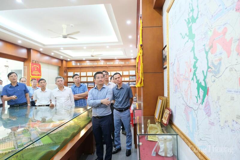 Đoàn công tác tham quan Công ty TNHH MTV Nhôm Lâm Đồng - TKV. Ảnh: Lê Sơn