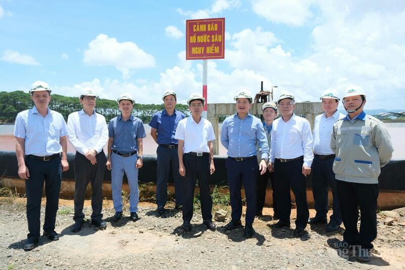 Đoàn công tác kiểm tra các khu vực liên quan đến công tác phòng ngừa rủi ro thiên tai. Ảnh: Lê Sơn