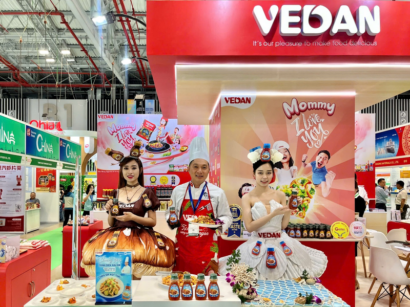 Bộ đôi mascot Sò điệp và Nấm cùng đầu bếp Vedan, đại diện cho màn ra mắt ấn tượng của hai dòng sản phẩm xốt gia vị mới.