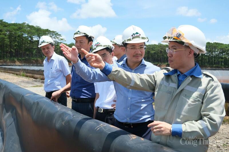 Đoàn đã trực tiếp khảo sát, đánh giá hiện trạng tại 8 khoang chứa bùn đỏ, 2 khoang chứa quặng đuôi. Ảnh: Lê Sơn