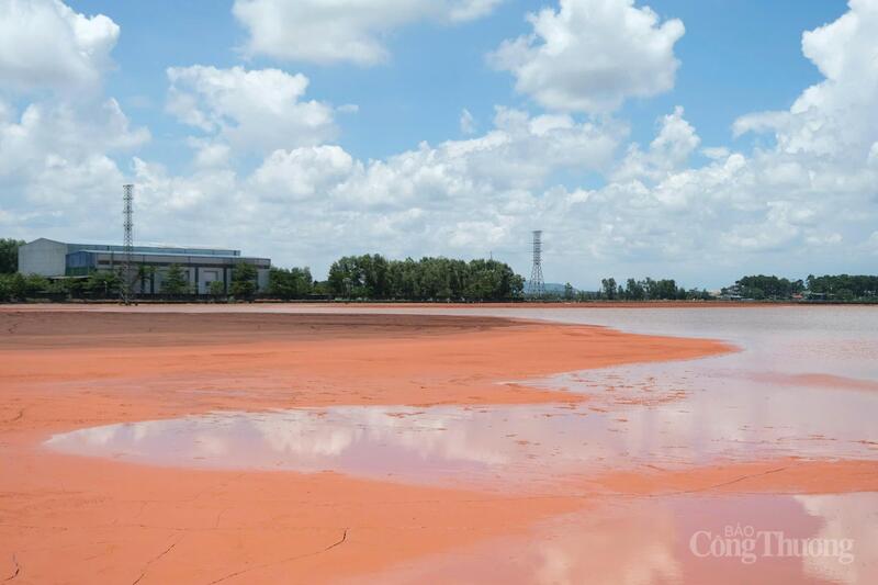 Khoang chứa bùn đỏ của Công ty TNHH MTV Nhôm Lâm Đồng - TKV.. Ảnh: Lê Sơn