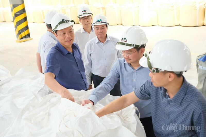 Đoàn công tác kiểm tra thực tế hoạt động sản xuất, vận hành tại Nhà máy Alumin. Ảnh: Lê Sơn