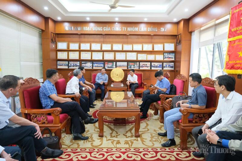 Đoàn công tác trao đổi thông tin với đại diện Tập đoàn TKV và Công ty TNHH MTV Nhôm Lâm Đồng - TKV. Ảnh: Lê Sơn