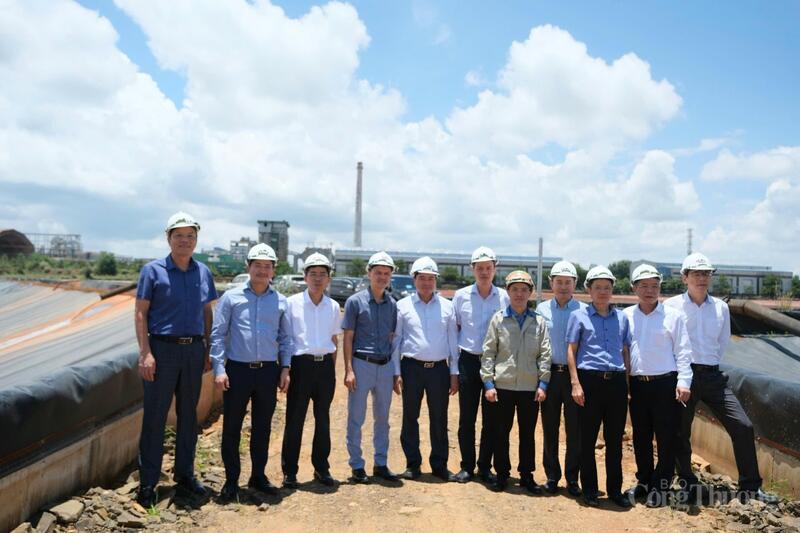 Đoàn công tác chụp hình lưu niệm tại khu vực thực địa. Ảnh: Lê Sơn