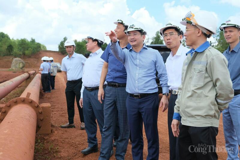 Đoàn trực tiếp khảo sát, đánh giá hiện trạng tại 8 khoang chứa bùn đỏ. Ảnh: Lê Sơn