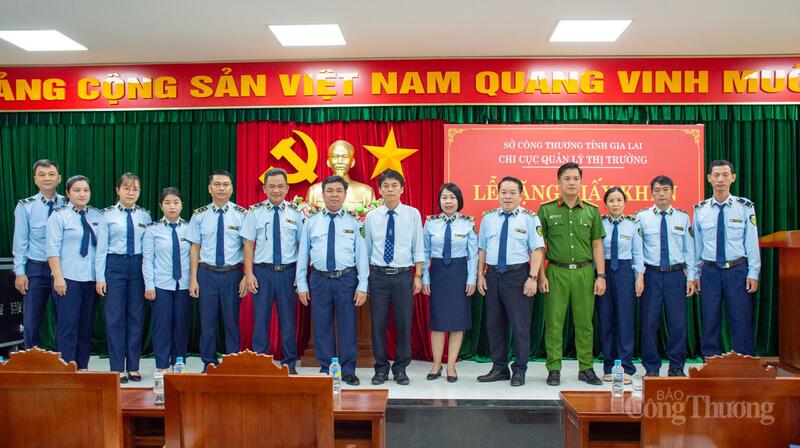 Lãnh đạo Sở Công Thương, Chi cục Quản lý thị trường tỉnh Gia Lai tại buổi lễ. Ảnh: Tấn Phát