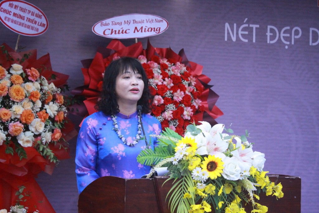 Bà Đinh Thị Hoài Trai, Giám đốc Bảo tàng Mỹ thuật Huế phát biểu khai mạc (Ảnh: Đ.Minh)