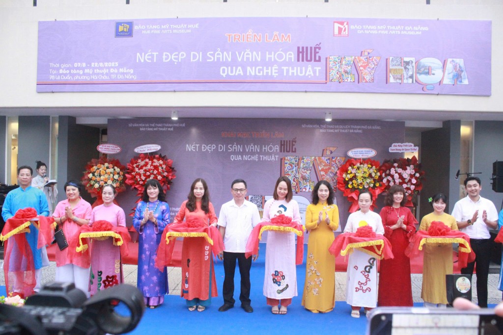 Đại biểu cắt băng khai mạc triển lãm “Nét đẹp di sản văn hóa Huế qua nghệ thuật ký họa” (Ảnh: Đ.Minh)