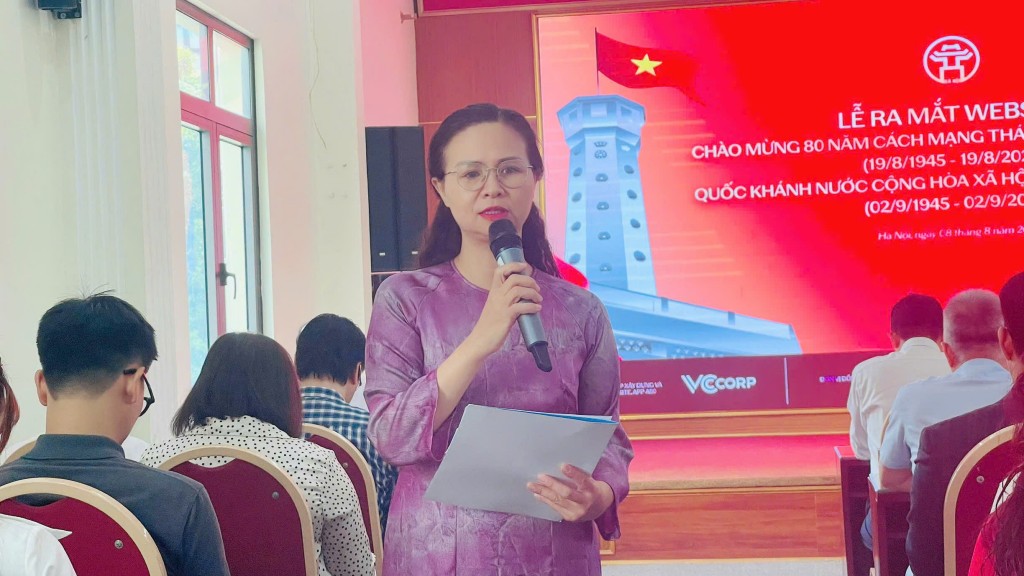 Đồng chí Trần Thị Mai Dung - Trưởng phòng Phòng Thông tin – Báo chí – Xuất bản, Sở Văn hóa và Thể thao Hà Nội giải đáp thông tin tại buổi lễ công bố