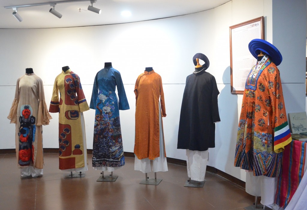 Áo dài truyền thống Huế trưng bày tại triển lãm (Ảnh: Đ.Minh)