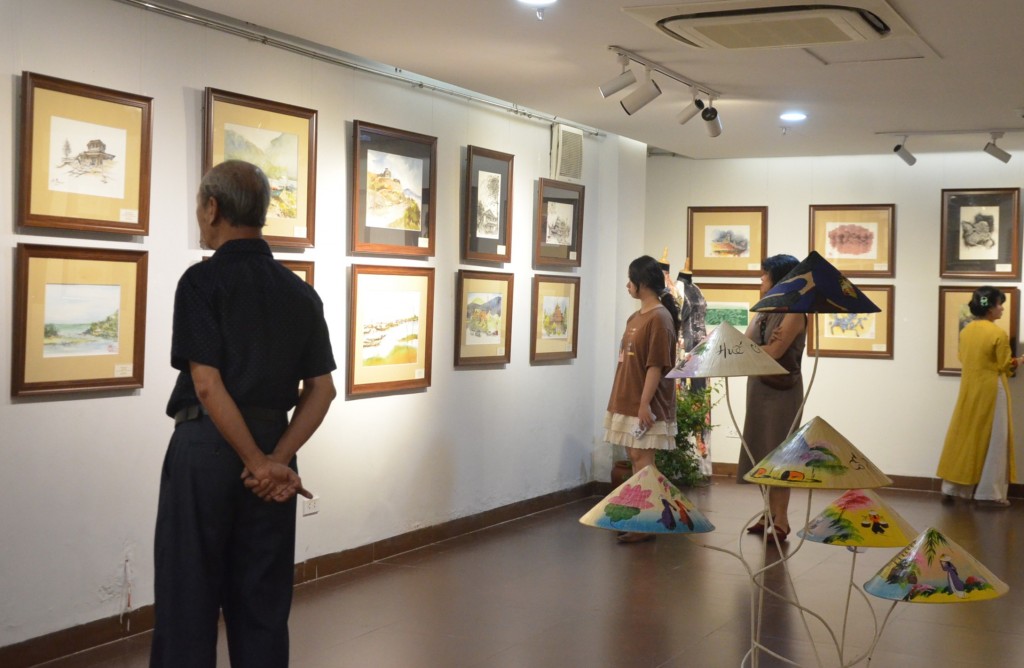 Không gian trưng bày Nét đẹp di sản văn hóa Huế qua nghệ thuật ký họa và áo dài truyền thống Huế mang đến trải nghiệm giàu cảm xúc cho công chúng Đà Nẵng và du khách (Ảnh: Đ.Minh)