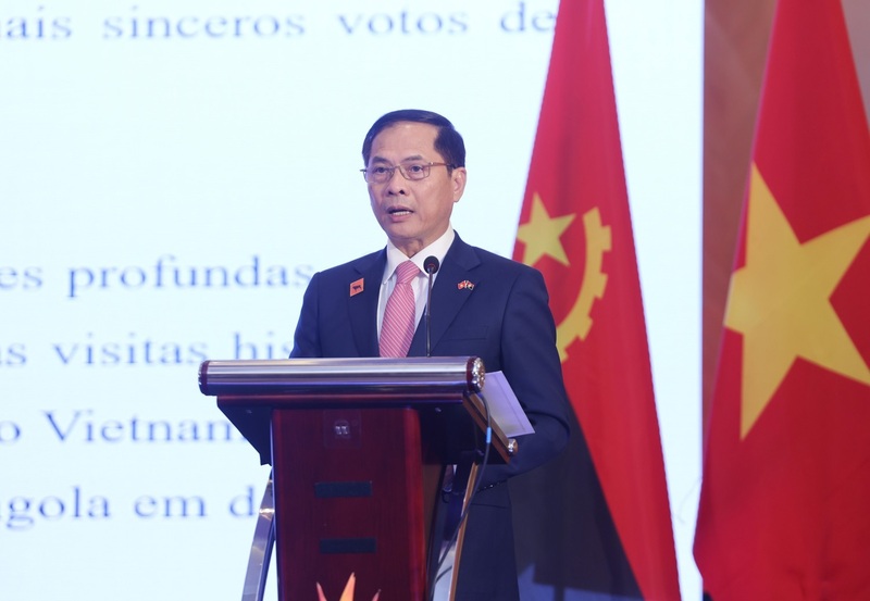 Phó Thủ tướng, Bộ trưởng Bộ Ngoại giao Bùi Thanh Sơn phát biểu chúc mừng kỷ niệm 50 năm thiết lập quan hệ ngoại giao Việt Nam - Angola. Ảnh: Lâm Khánh/TTXVN