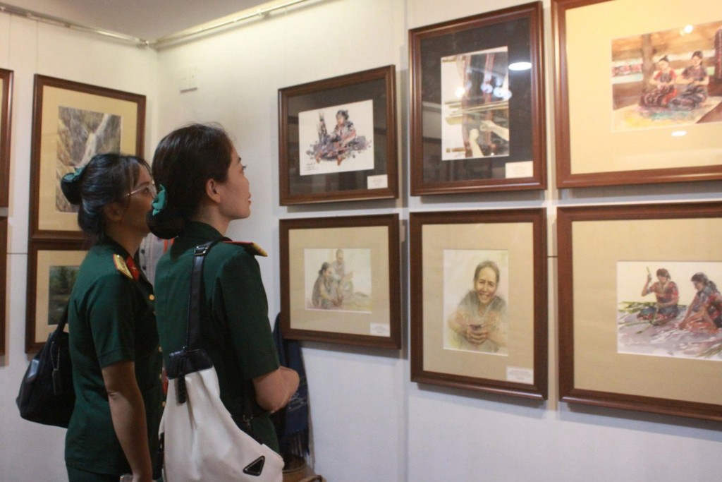 Mỗi tác phẩm không chỉ ghi lại vẻ đẹp bên ngoài của di sản mà còn truyền tải chiều sâu văn hóa - lịch sử, tình cảm và ký ức cá nhân (Ảnh: Đ.Minh)