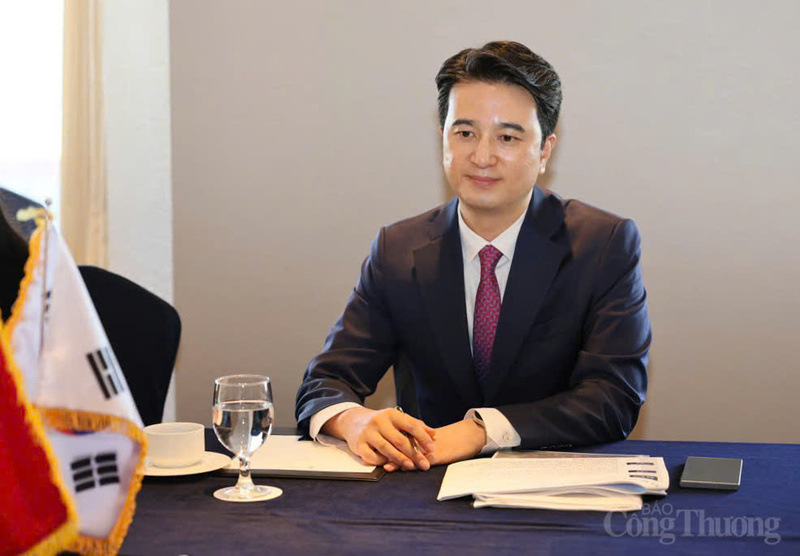 Đại diện Tập đoàn SK thông tin về kết quả hoạt động của Tổ công tác SK - đơn vị phối hợp với các Bộ, ngành Việt Nam trong việc hỗ trợ triển khai các dự án LNG quy mô lớn