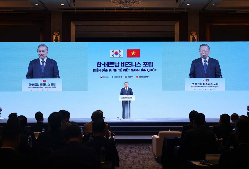 Phát biểu tại Diễn đàn, Tổng Bí thư cho biết, Việt Nam đang tiếp tục hoàn thiện thể chế, cải thiện môi trường đầu tư kinh doanh, tháo gỡ các “điểm nghẽn” để khơi thông nguồn lực, thúc đẩy chuyển đổi cơ cấu nền kinh tế gắn mới đổi mới mô hình tăng trưởng... - Ảnh: TTXVN
