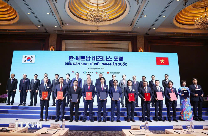 Tổng Bí thư Tô Lâm và Thủ tướng Hàn Quốc Kim Min Seok chứng kiến các đơn vị, doanh nghiệp trao thoả thuận hợp tác - Ảnh: TTXVN