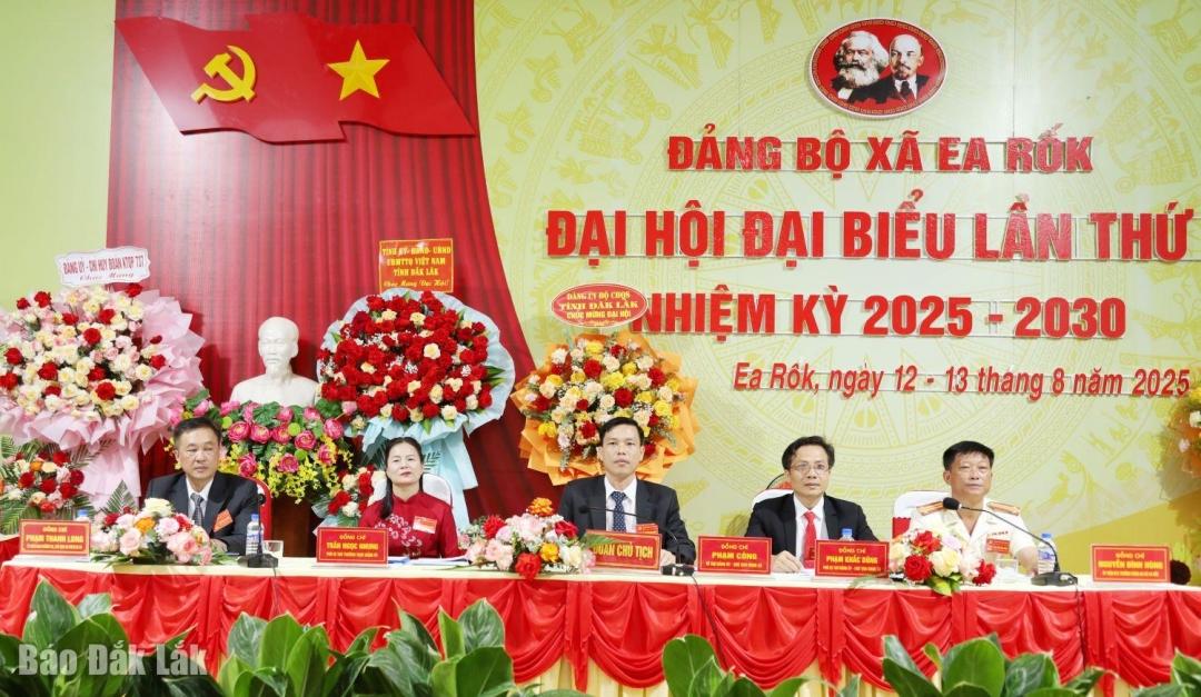 Đoàn Chủ tịch chủ trì Đại hội.
