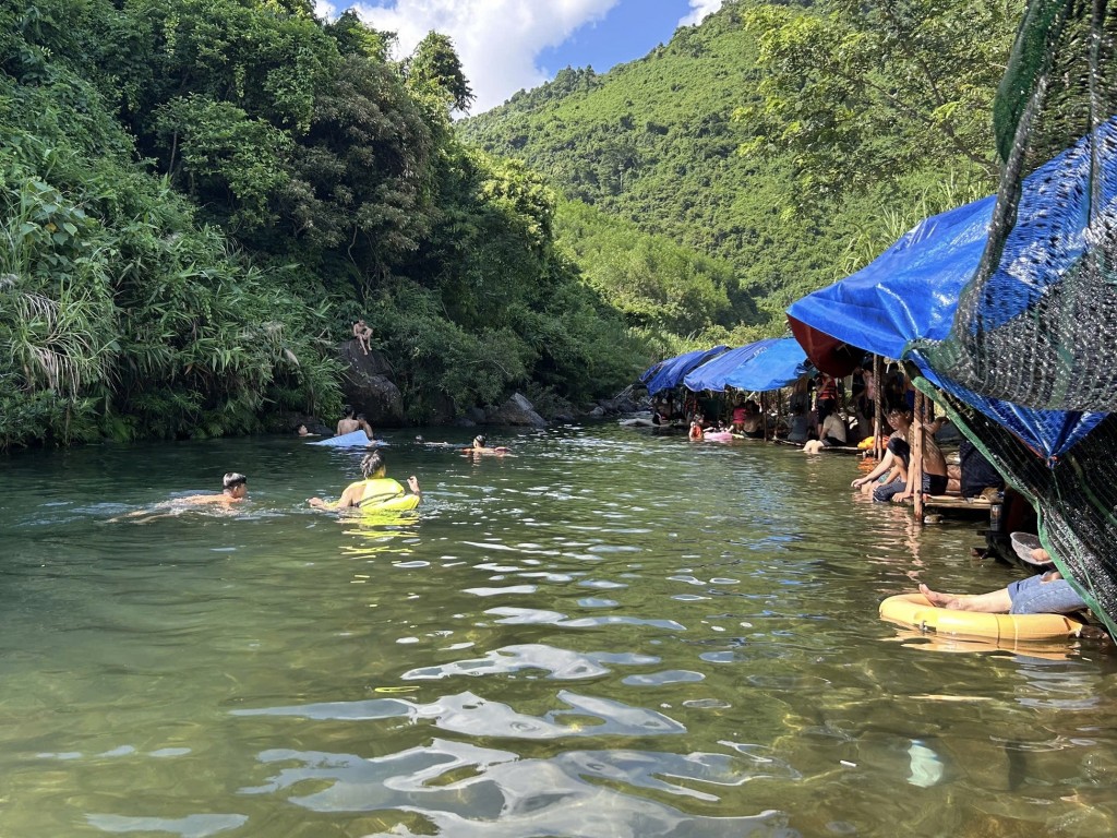 Những ngày thời tiết nắng nóng gay gắt, người dân đổ về khu vực sông suối tự nhiên như suối Khe Răm để tắm mát (Ảnh: Đ.Minh)