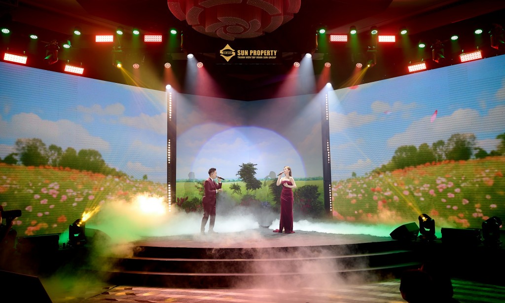 Sự xuất hiện của những ca sỹ nổi tiếng tăng thêm sức nóng của sự kiện. Ảnh: AD Sự xuất hiện của những ca sỹ nổi tiếng tăng thêm sức nóng của sự kiện. Ảnh: AD