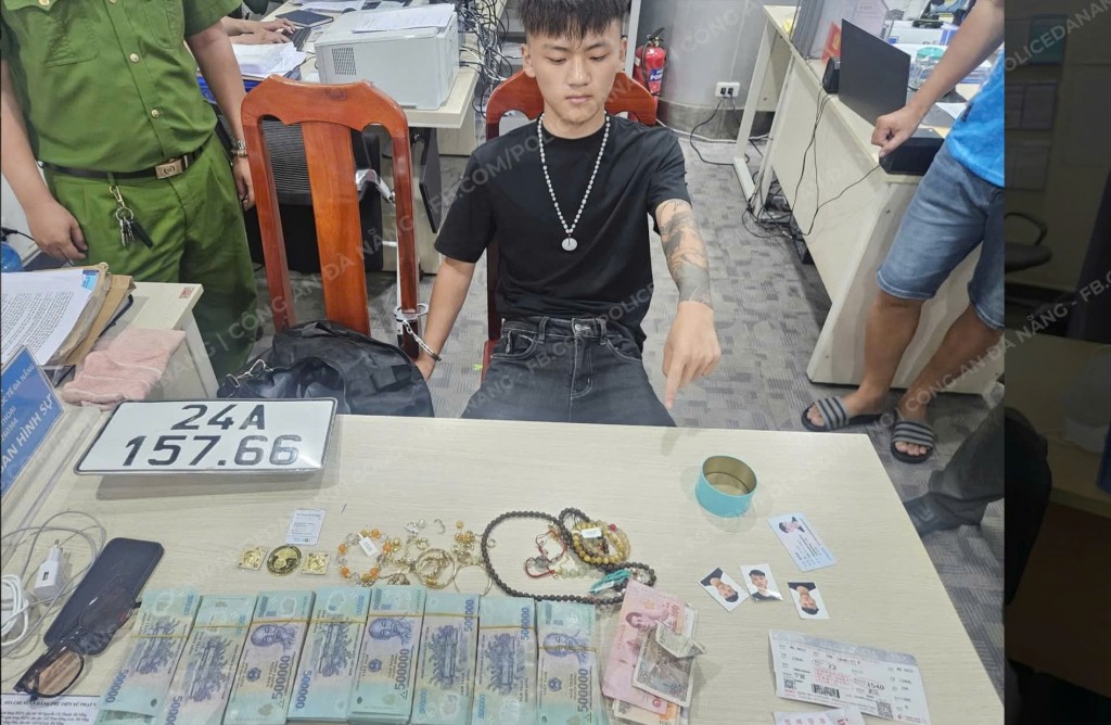 tổng trị giá hơn 600 triệu đồng gồm tiền mặt, trang sức và túi xách hàng hiệu. tổng trị giá hơn 600 triệu đồng gồm tiền mặt, trang sức và túi xách hàng hiệu.