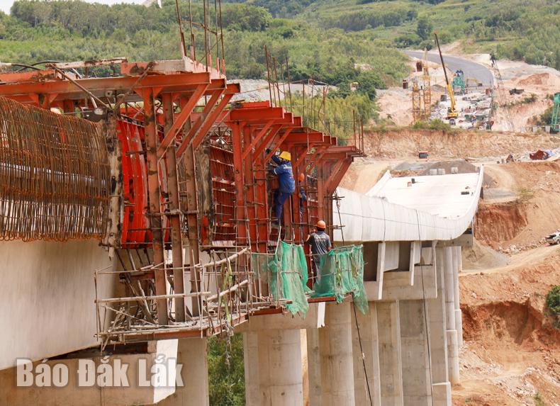 Tăng cường công tác tự kiểm tra, giám sát, chủ động nhận diện các nguy cơ, loại bỏ các yếu tố nguy hiểm, yếu tố có hại trước khi thực hiện công việc, không để tồn tại các rủi ro tiềm ẩn