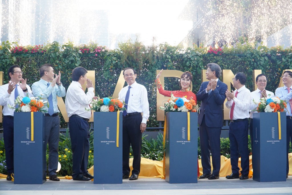 Các đại biểu thực hiện nghi thức khánh thành Các đại biểu thực hiện nghi thức khánh thành