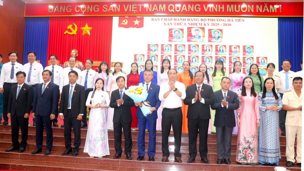 Phó Bí thư Tỉnh ủy An Giang Lâm Minh Thành tặng hoa chúc mừng Ban Chấp hành Đảng bộ phường Hà Tiên Phó Bí thư Tỉnh ủy An Giang Lâm Minh Thành tặng hoa chúc mừng Ban Chấp hành Đảng bộ phường Hà Tiên