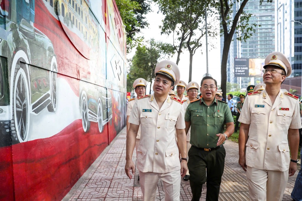 Trung tướng Mai Hoàng, Giám đốc Công an TP Hồ Chí Minh cùng các đại biểu tham quan bích họa