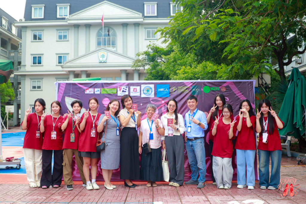 Các bạn học sinh đang vui vẻ trải nghiệm ngành Công Nghệ Môi Trường